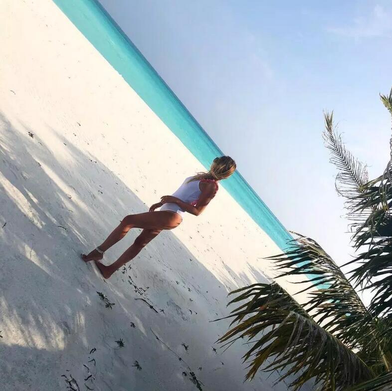 酥胸一抹深沟现 她擦亮米兰神枪