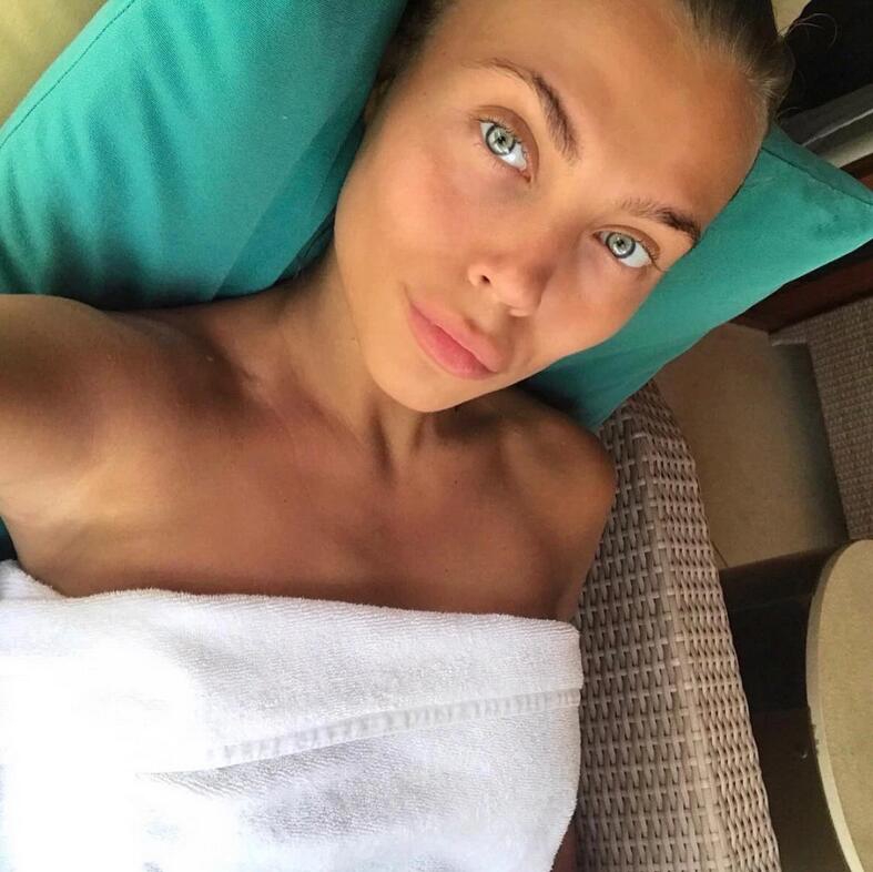 曼联猎物家有仙妻 长腿羡煞人