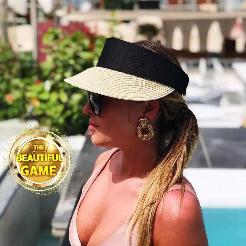 酥胸一抹深沟现 她擦亮米兰神枪