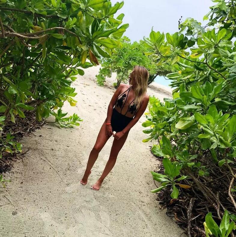 酥胸一抹深沟现 她擦亮米兰神枪