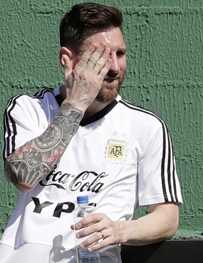 梅西备战生死战 为啥坐地狂笑