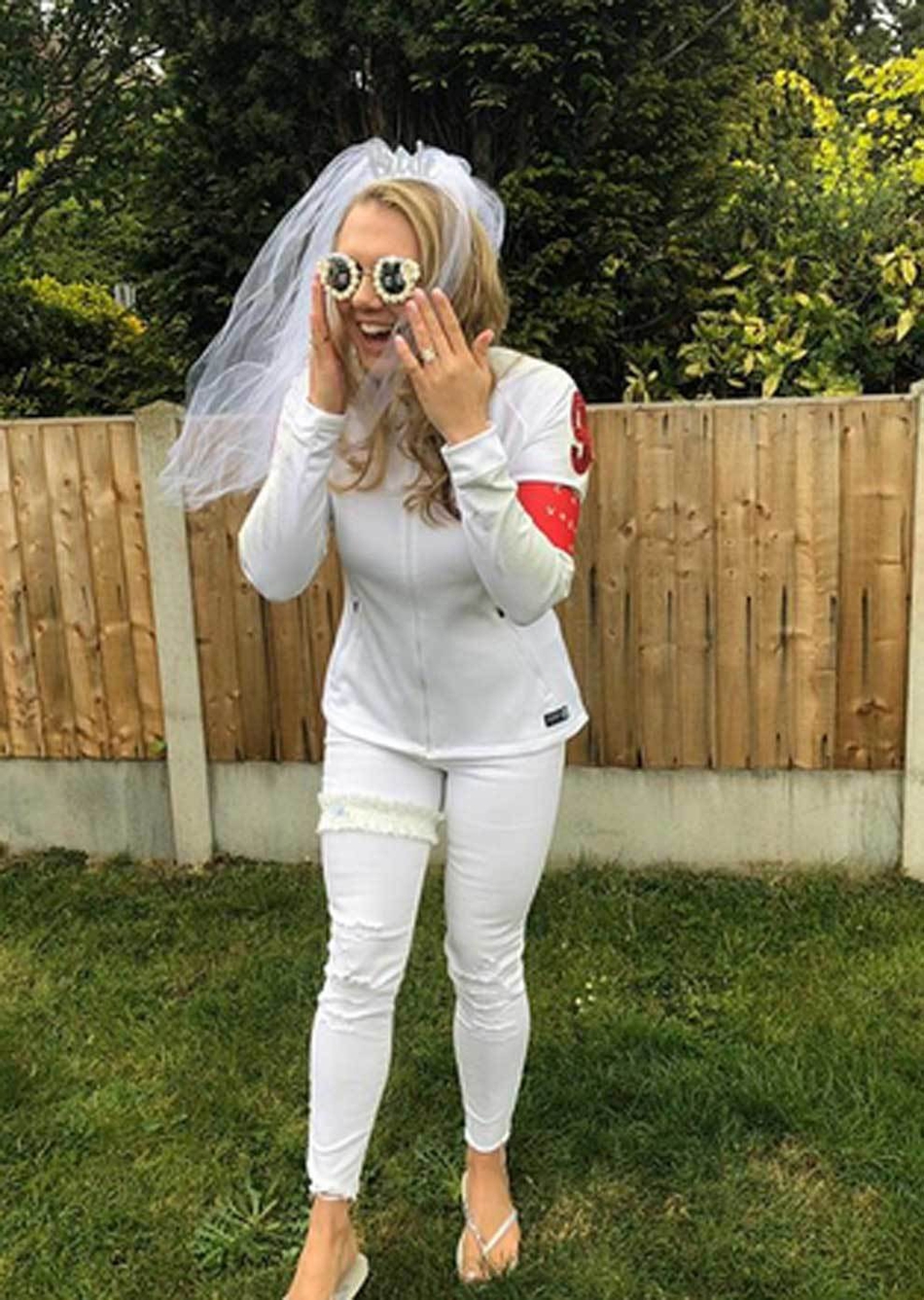 造型奇葩!凯恩未婚妻疯狂开趴