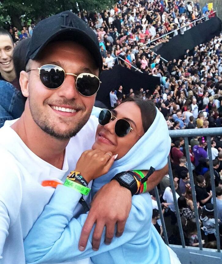 曼联猎物家有仙妻 长腿羡煞人