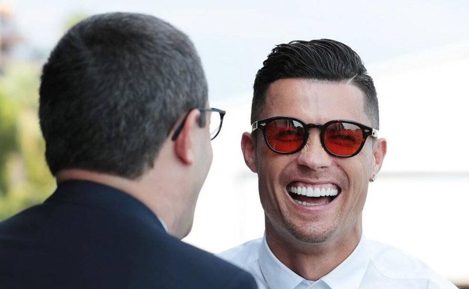 梅西C罗牵手对视 表白：我想你