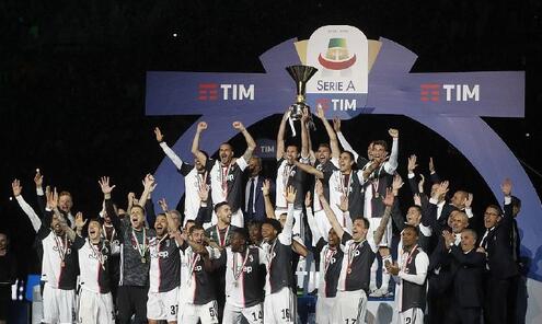 C罗捧杯啦 妈妈身边笑得好乖巧