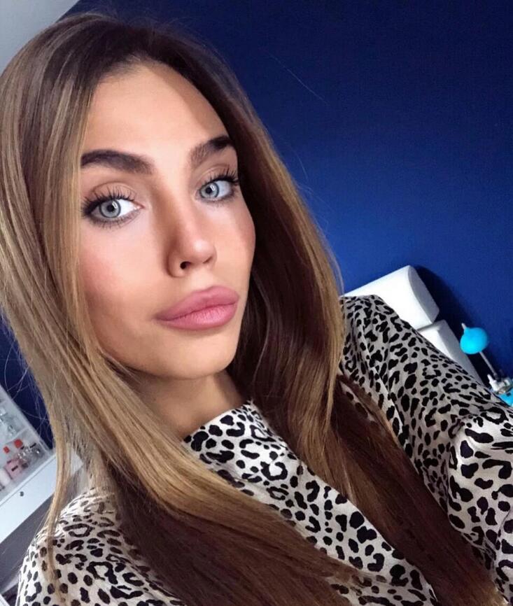 曼联猎物家有仙妻 长腿羡煞人