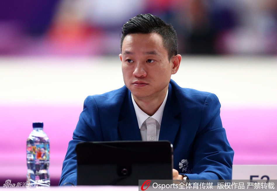 亚运体操男团杨威出任裁判