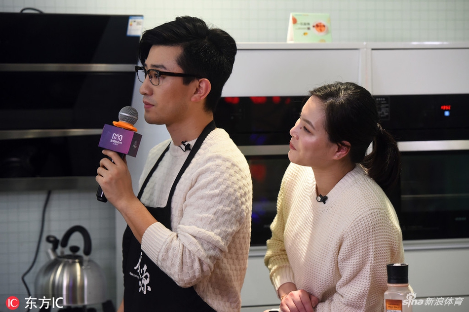 吴敏霞夫妇出席活动孕味十足