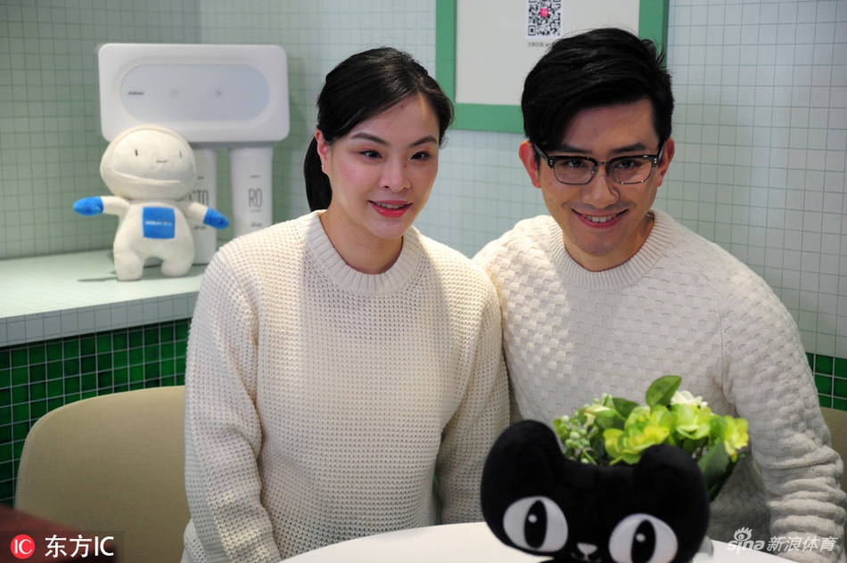 吴敏霞夫妇出席活动孕味十足