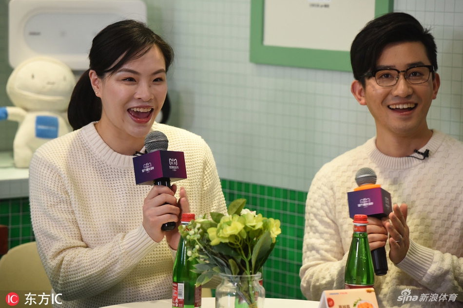 吴敏霞夫妇出席活动孕味十足