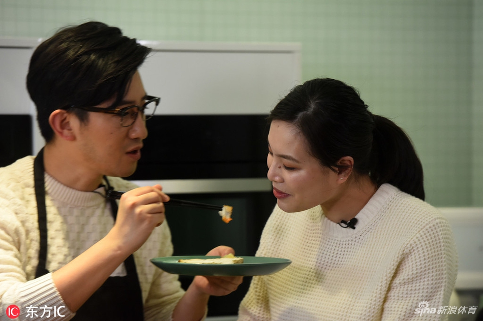 吴敏霞夫妇出席活动孕味十足