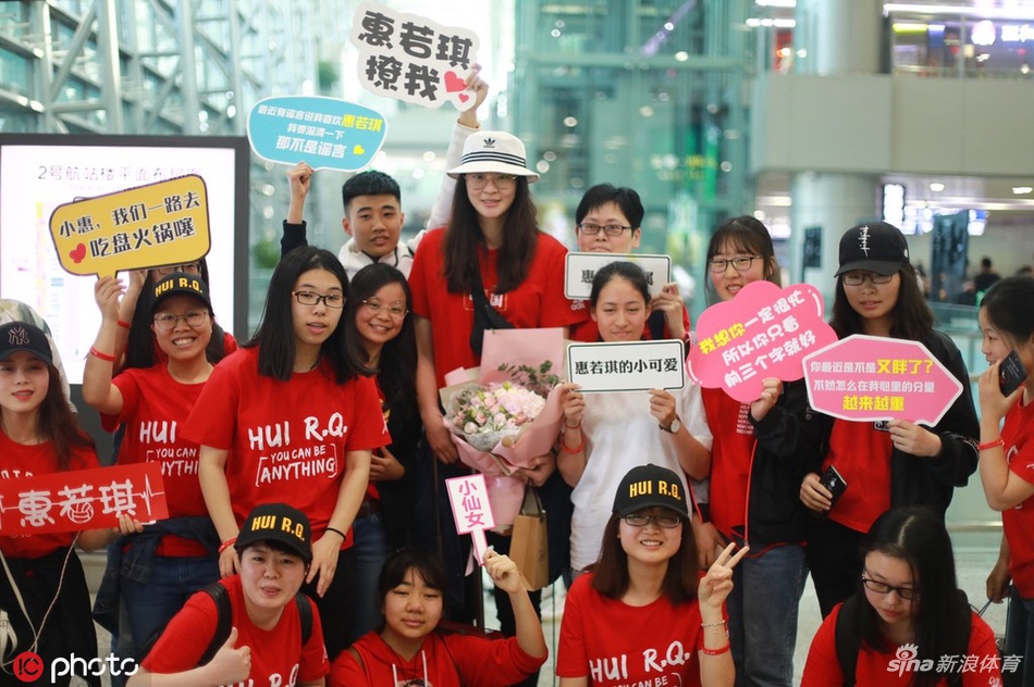 惠若琪现身成都机场