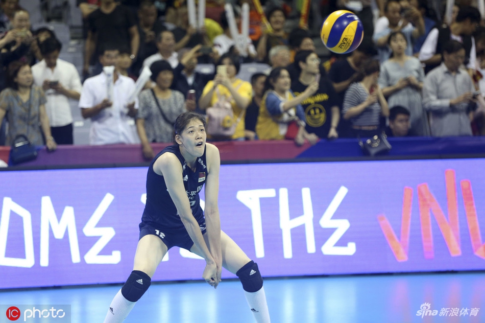 中国女排赛前热身郎平很暖心