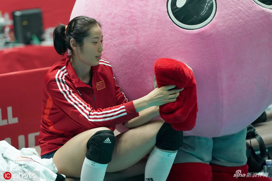 朱婷未出战场边和郎平交谈