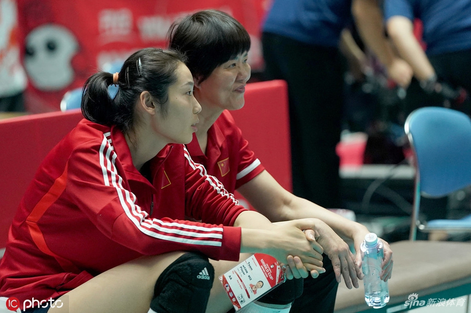 朱婷未出战场边和郎平交谈