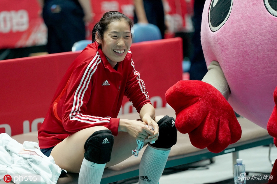 朱婷未出战场边和郎平交谈