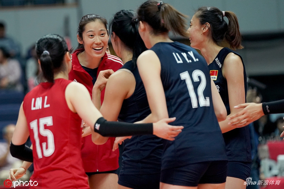 朱婷未出战场边和郎平交谈