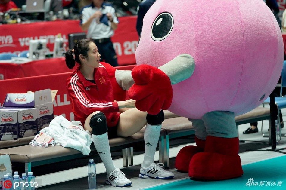 朱婷未出战场边和郎平交谈