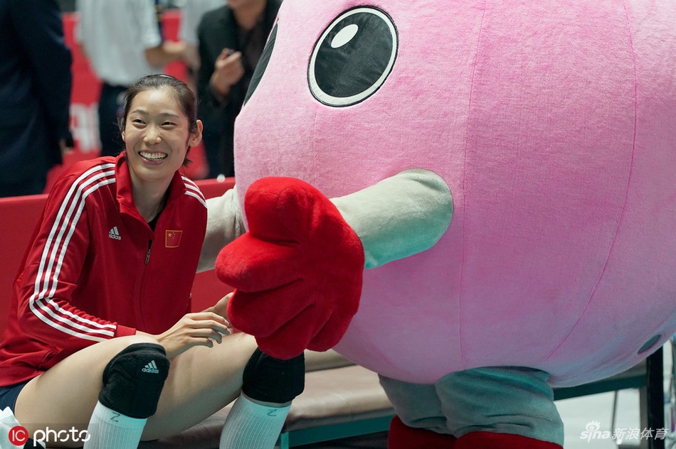 朱婷未出战场边和郎平交谈