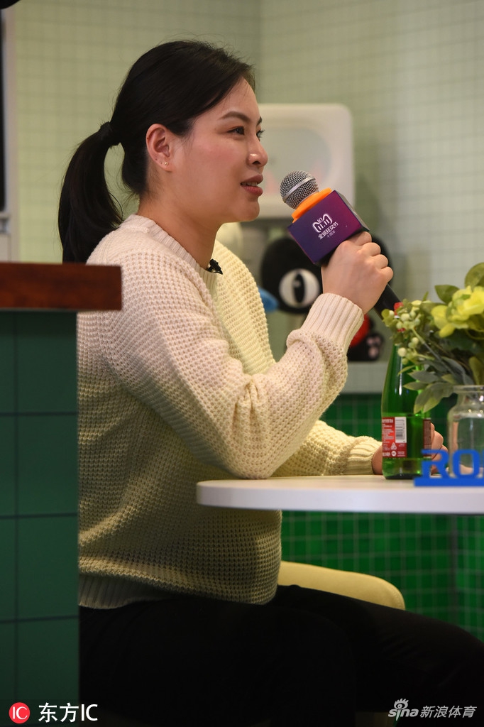 吴敏霞夫妇出席活动孕味十足