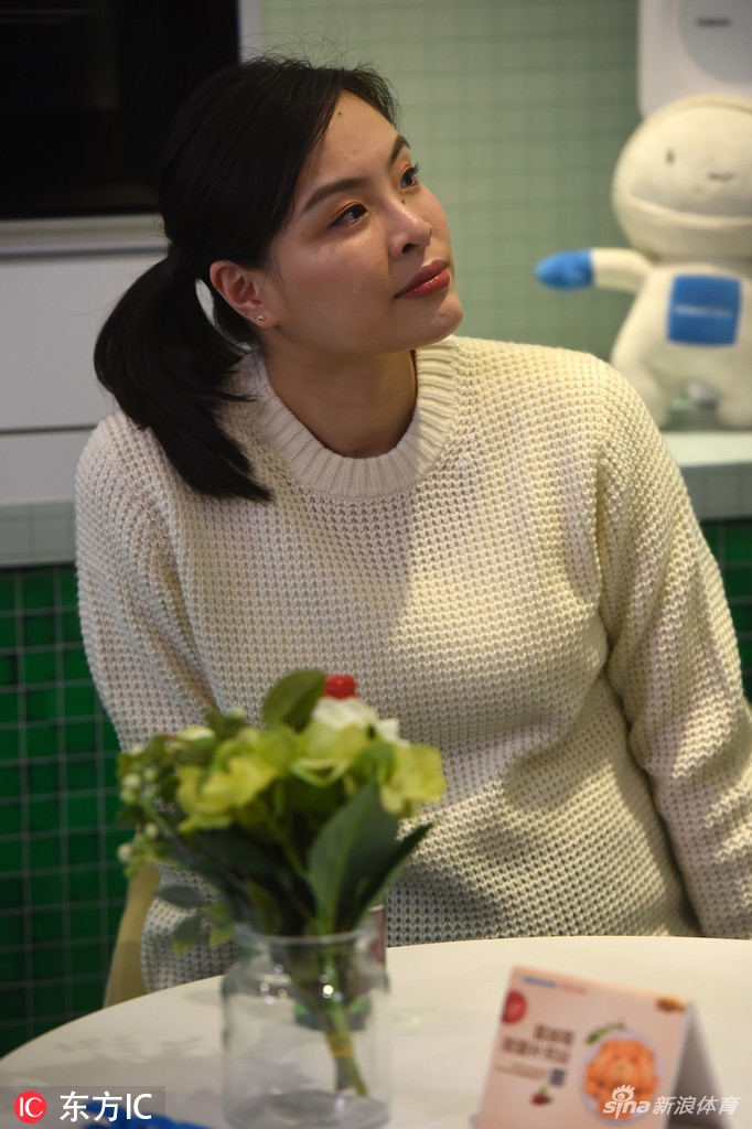 吴敏霞夫妇出席活动孕味十足