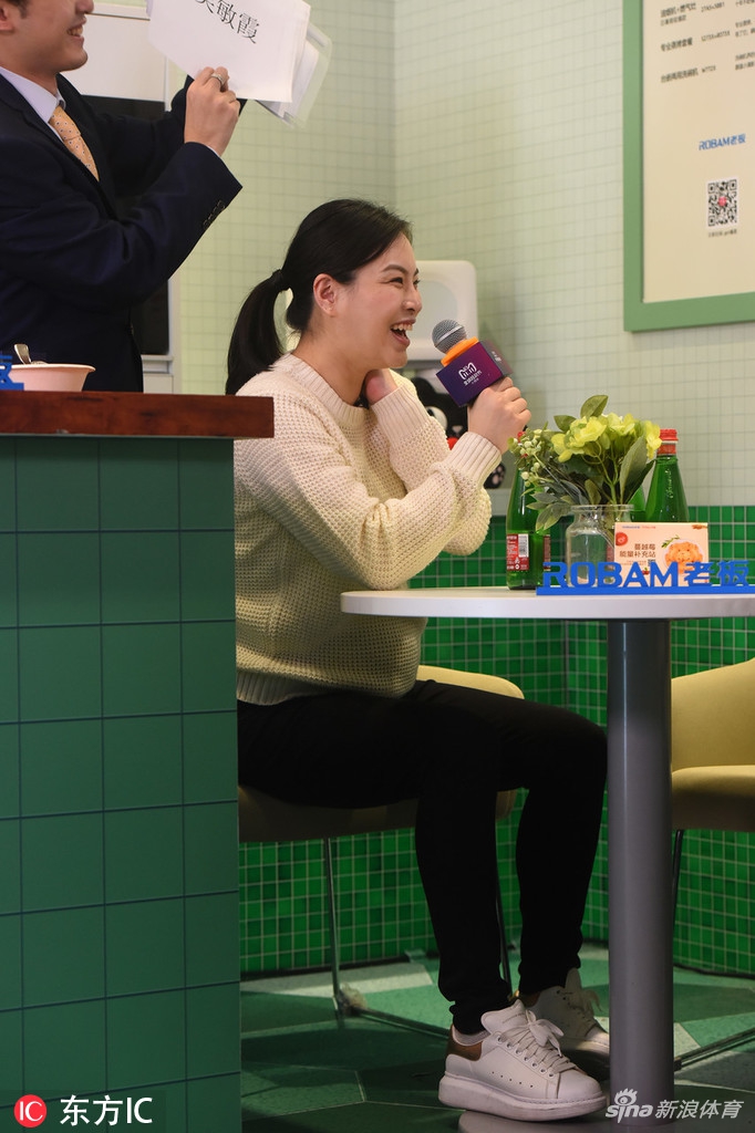 吴敏霞夫妇出席活动孕味十足