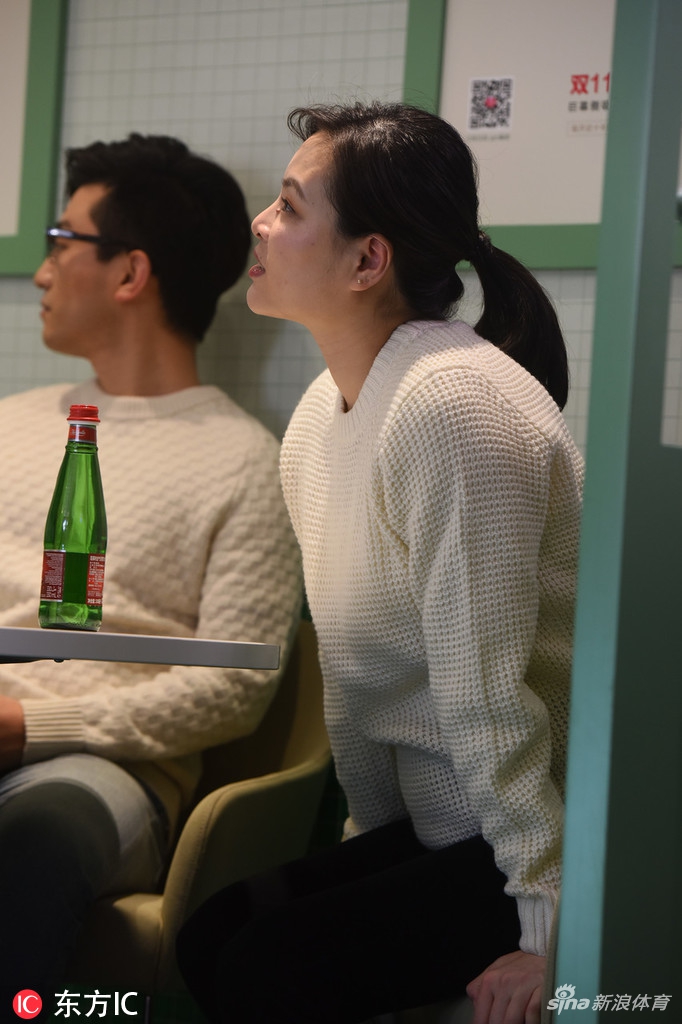 吴敏霞夫妇出席活动孕味十足