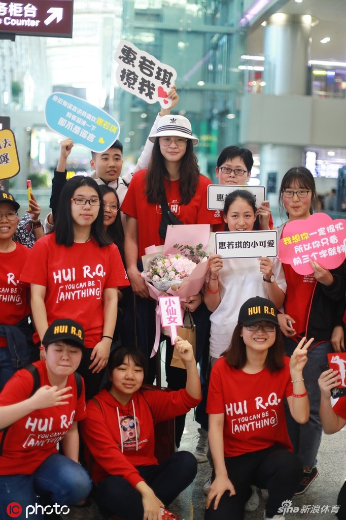 惠若琪现身成都机场