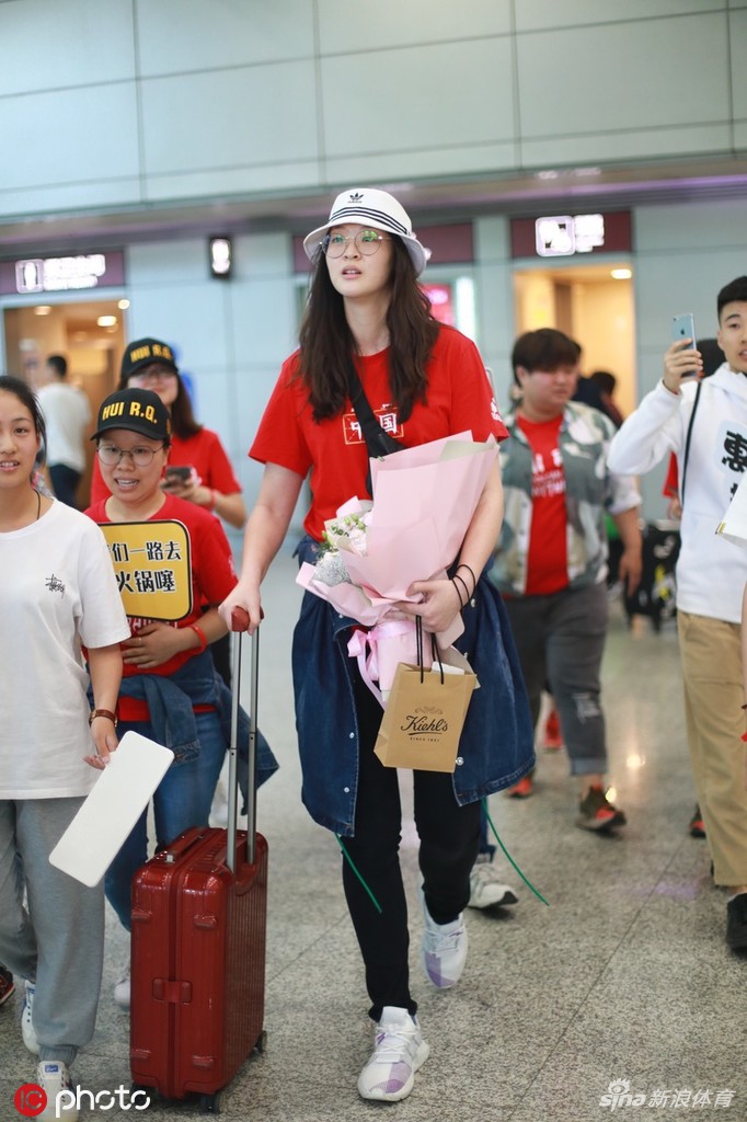 惠若琪现身成都机场