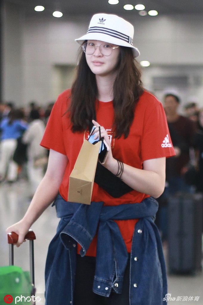 惠若琪现身成都机场