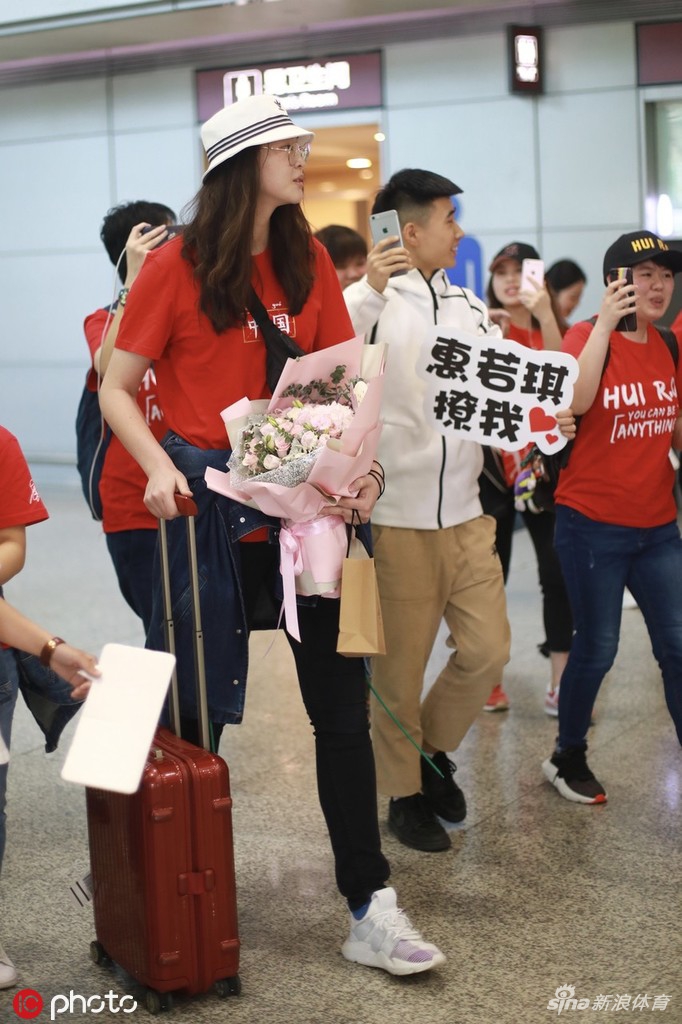 惠若琪现身成都机场