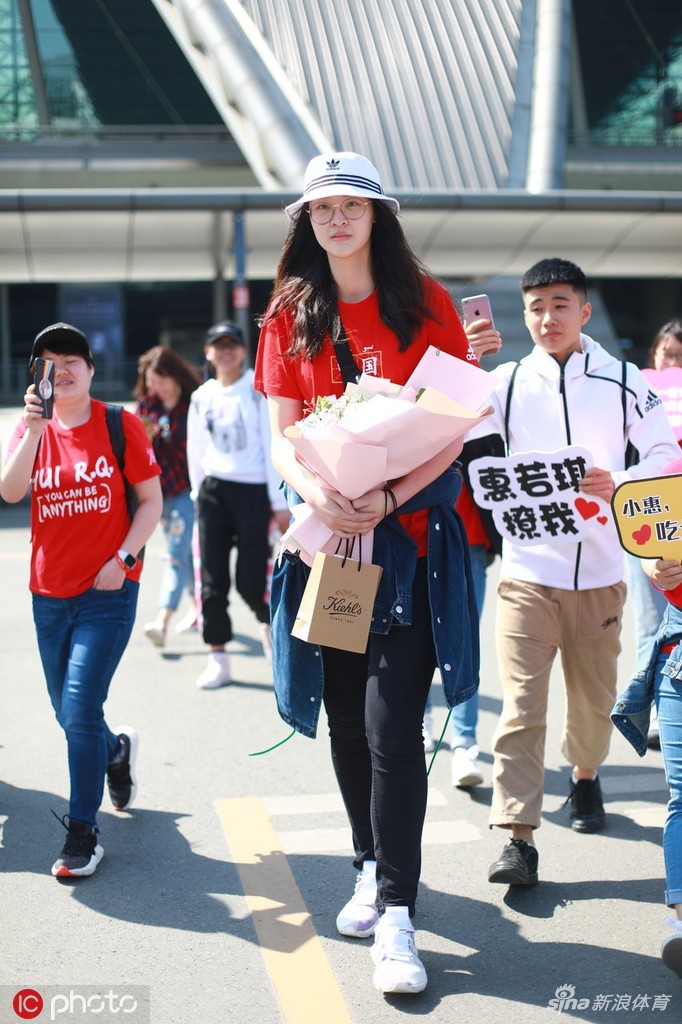 惠若琪现身成都机场