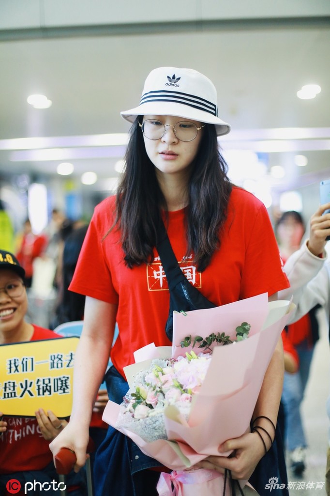 惠若琪现身成都机场