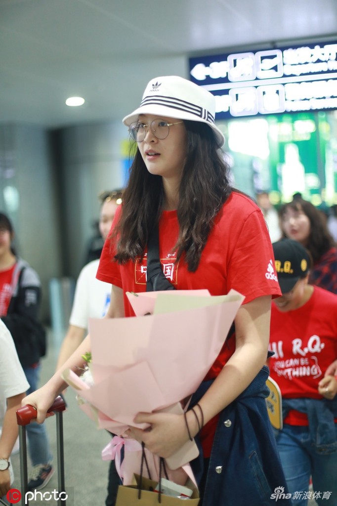 惠若琪现身成都机场