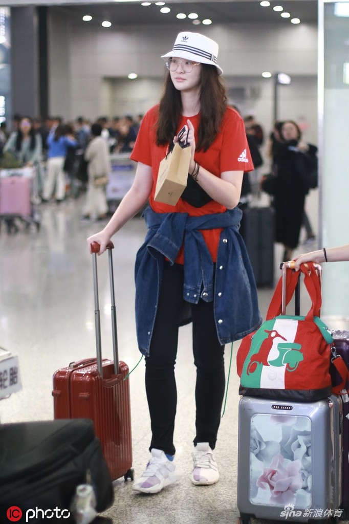 惠若琪现身成都机场