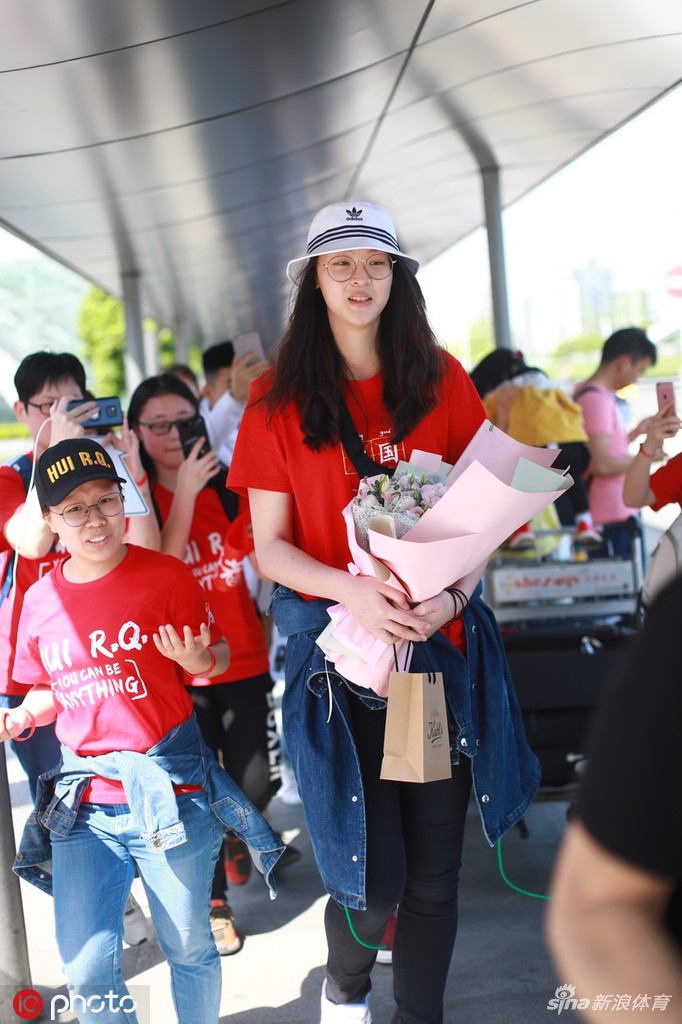 惠若琪现身成都机场