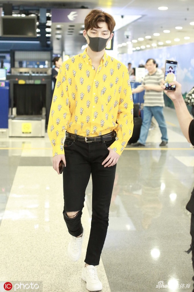 董力现身机场黄色衬衫帅气亮眼