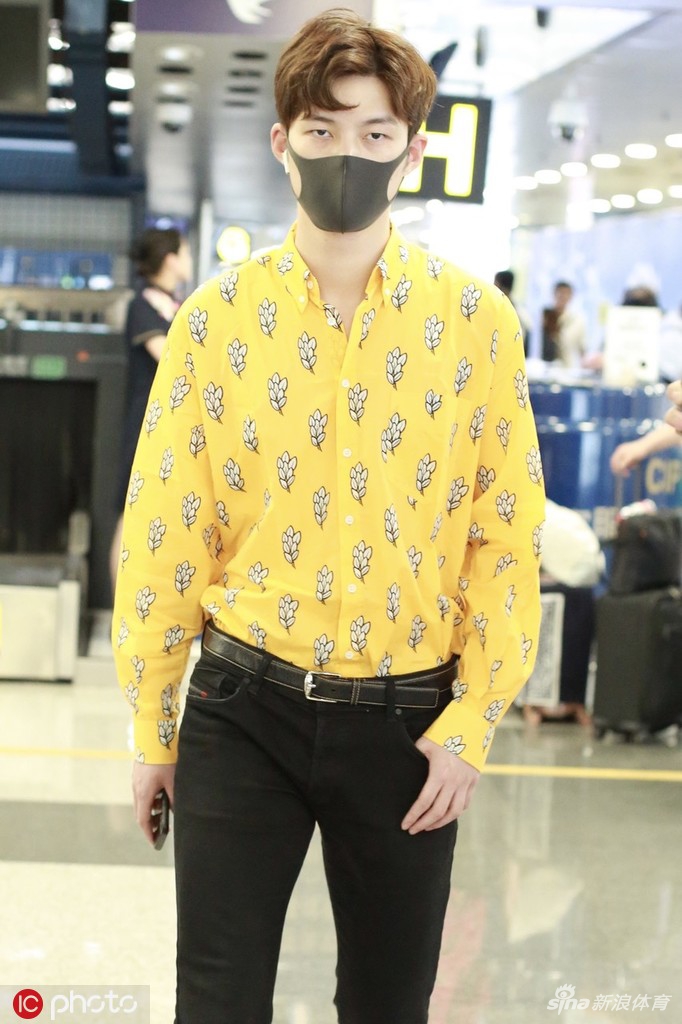 董力现身机场黄色衬衫帅气亮眼