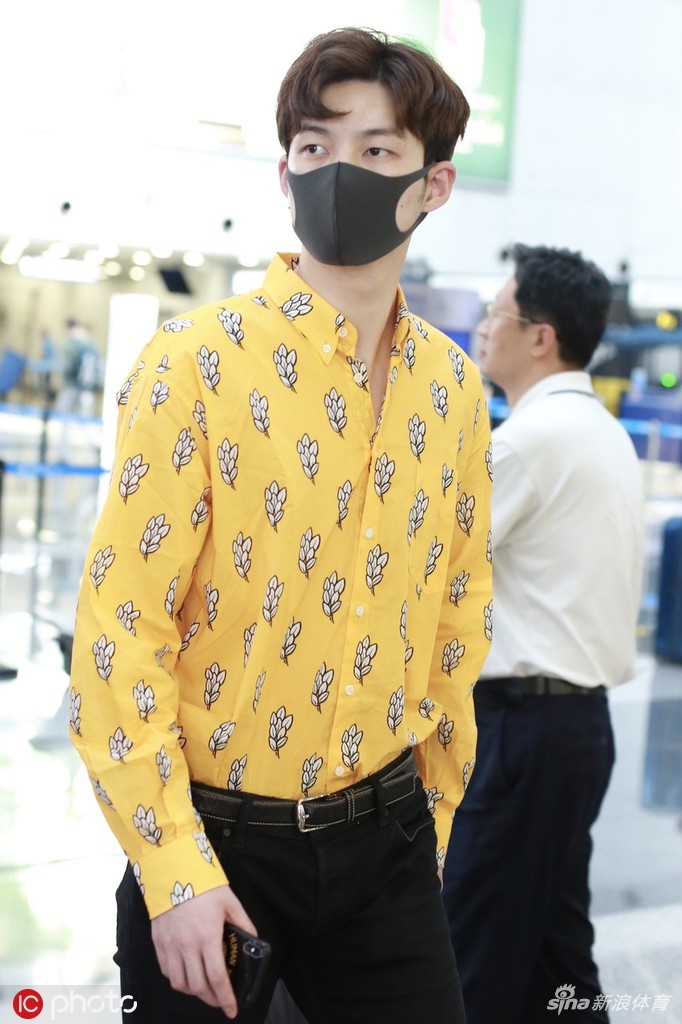 董力现身机场黄色衬衫帅气亮眼