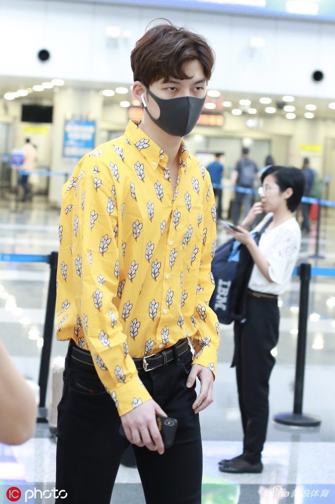 董力现身机场黄色衬衫帅气亮眼