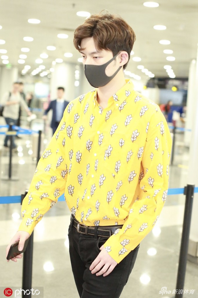 董力现身机场黄色衬衫帅气亮眼
