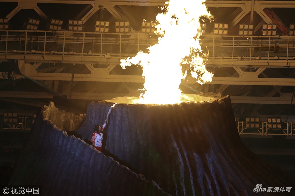 羽球天后点燃亚运主火炬塔