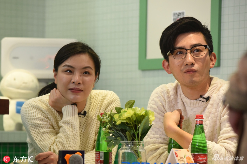 吴敏霞夫妇出席活动孕味十足