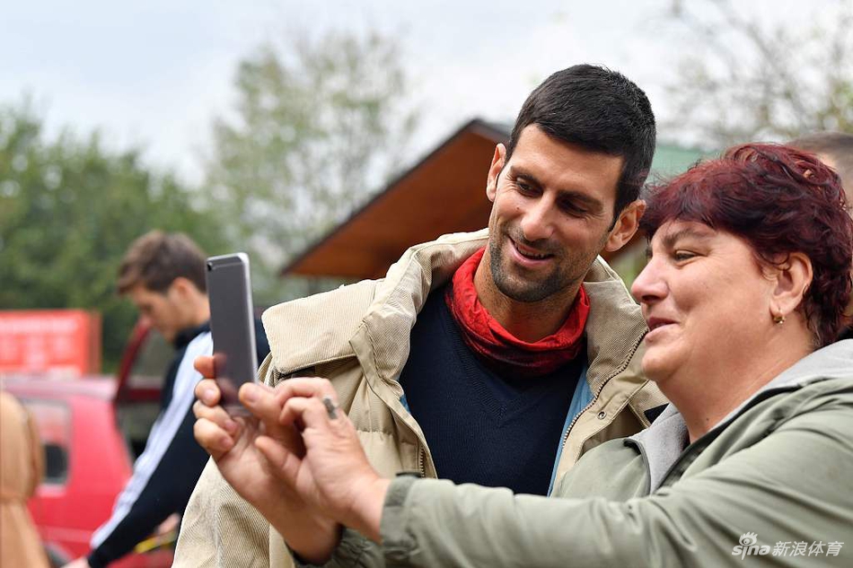 德约科维奇现身考古公园