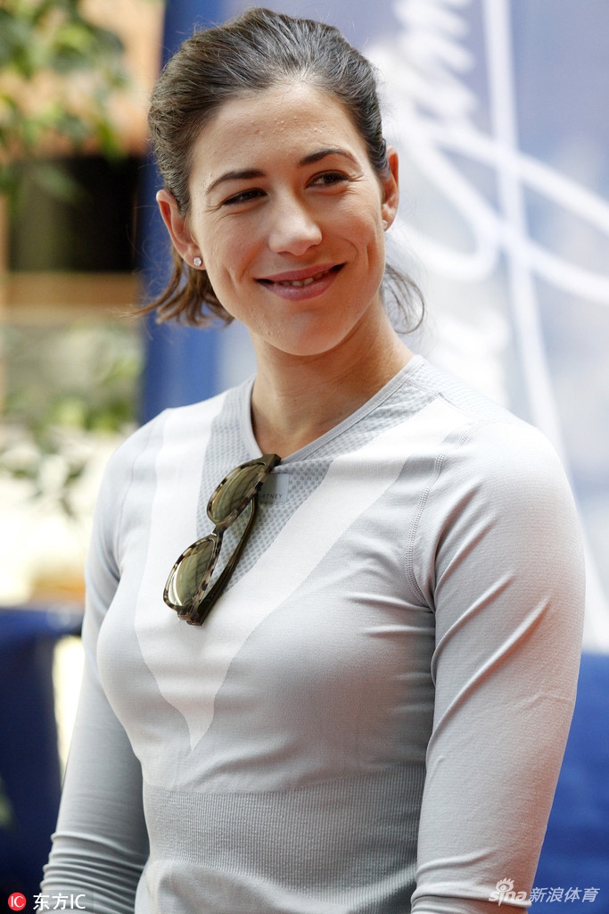 当地时间2018年5月3日,西班牙马德里,穆古鲁扎出席眼镜品牌maui jim