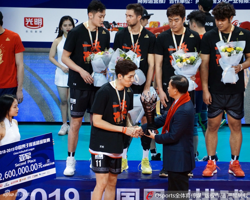 上海男排实现联赛15冠王