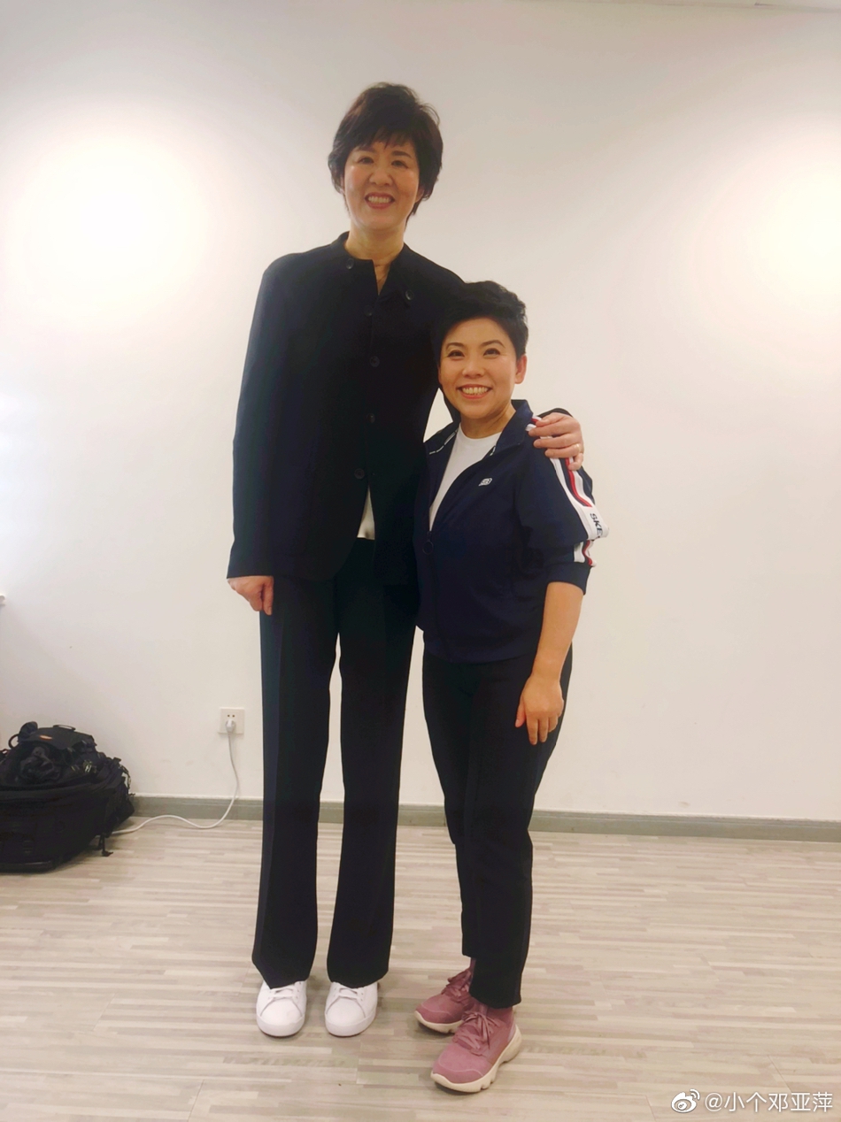 郎平和邓亚萍及火箭少女同框