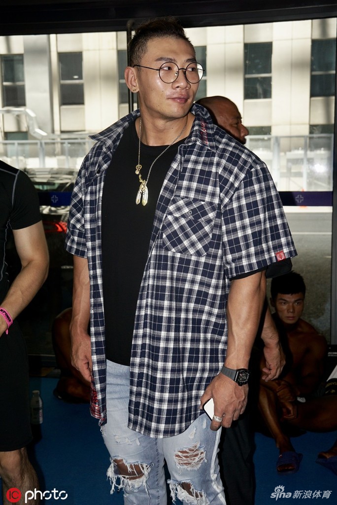 健美明星鹿晨辉现身体博会