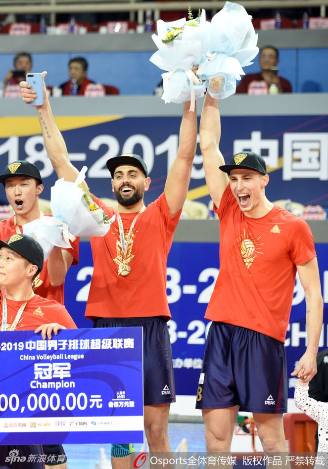 上海男排实现联赛15冠王