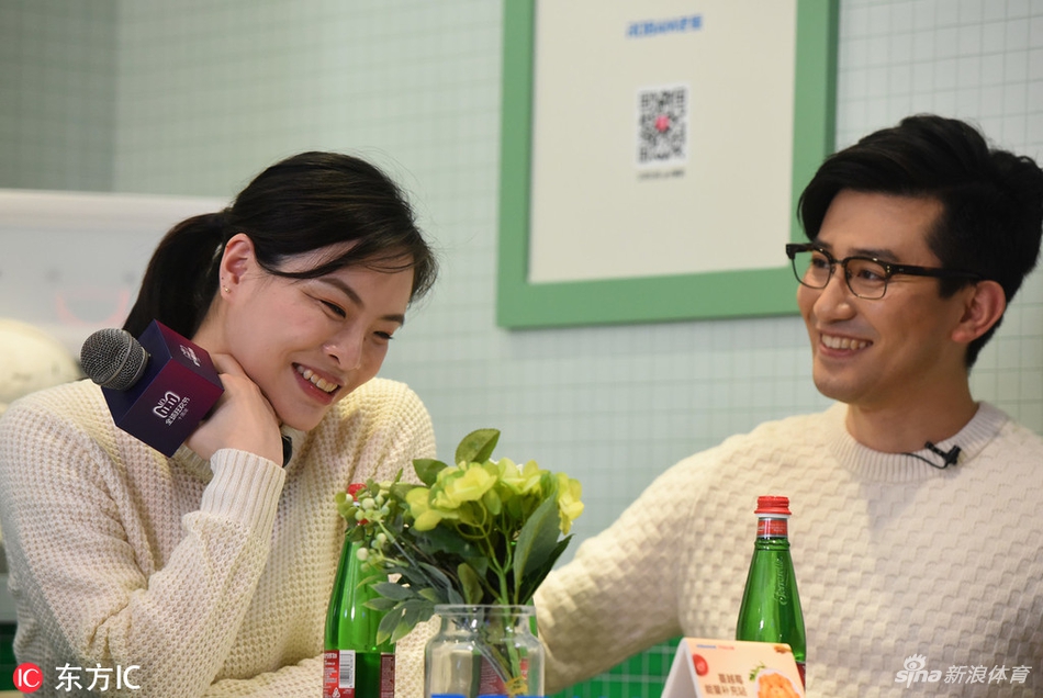 吴敏霞夫妇出席活动孕味十足